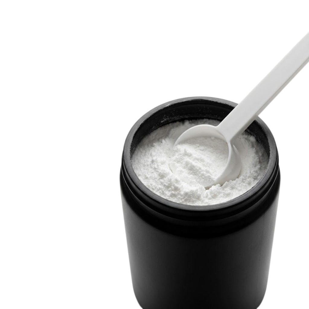 Cuchara medidora Somos Landa de 5g en plástico ABS blanco dentro de un tarro negro con suplemento en polvo